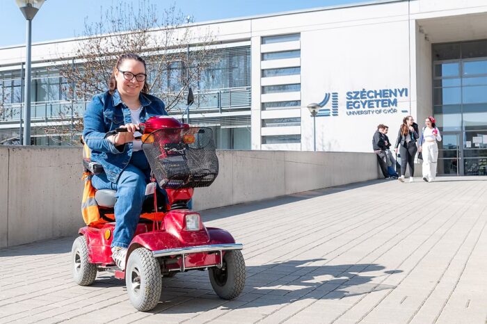 Zsobrák Gréta mopeddel - Kautz Gyula Gazdaságtudományi Kar